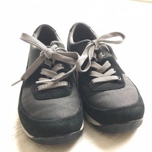 Dansko 37 (7) Canvas and Leather Tennis shoes